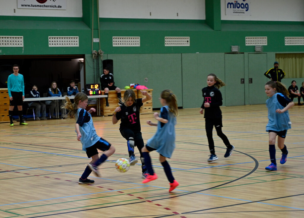 Beim „Wälschbach-Cup 2026“ des VfL Kommern lieferten sich rund 40 Mannschaften aus fünf Altersklassen packende Hallenduelle. Foto: Henri Grüger/pp/Agentur ProfiPress