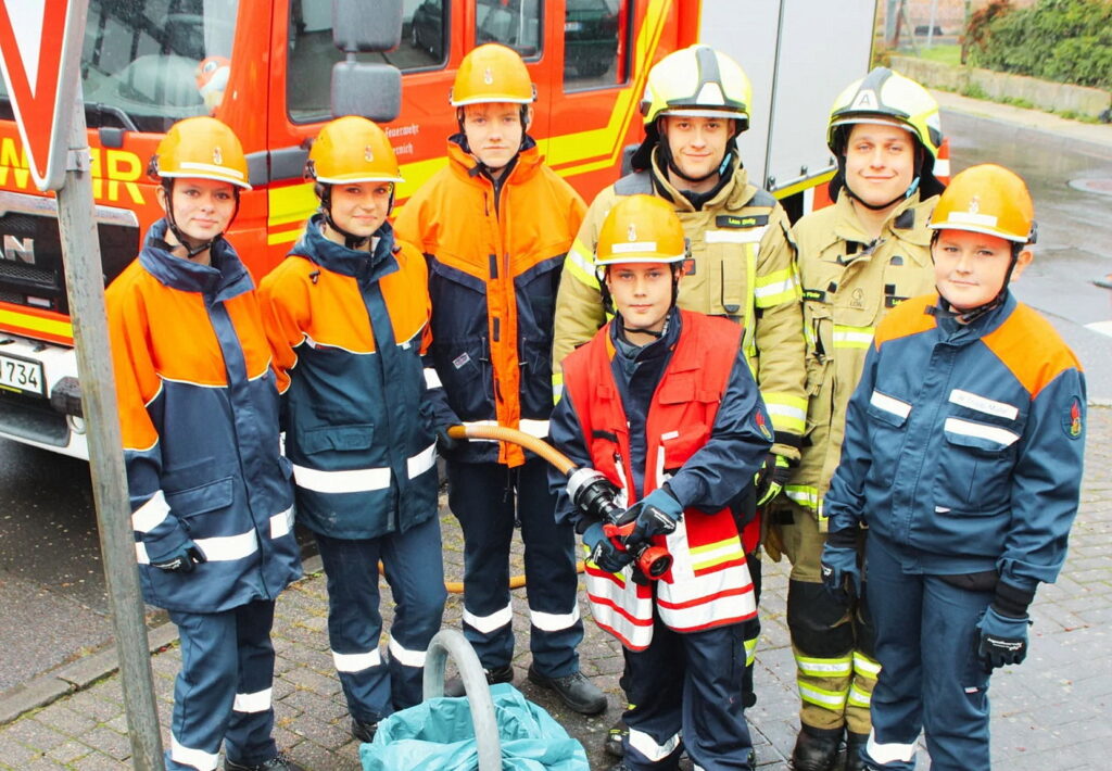 Einen Tag Berufsfeuerwehrleute „spielten“ der Feuerwehrnachwuchs aus Weiler am Berge. Fotos: Alexander Kloster/René Dederichs/Feuerwehr/pp/Agentur ProfiPress