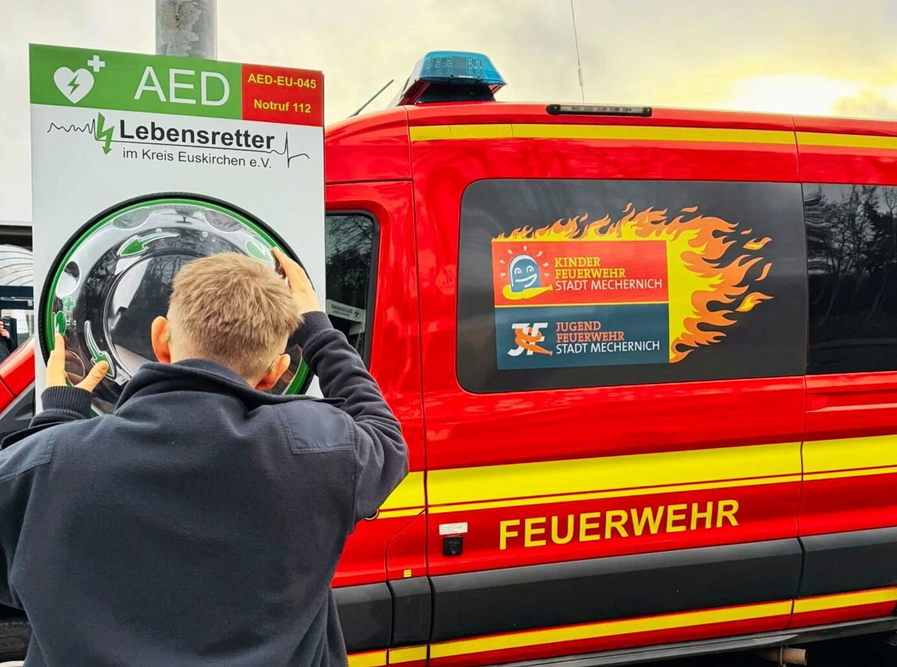 Nach der Überholung wurden die Geräte an ihre angestammten Plätze zurückgebracht – einschließlich frischer Batterien für die Alarmvorrichtungen in den Wandkästen. Foto: Feuerwehr Stadt Mechernich/pp/Agentur ProfiPress