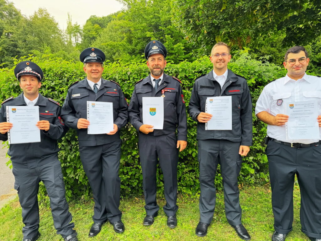 Befördert wurden André Zillingen zum Brandmeister, Christoph Peirick zum Unterbrandmeister sowie Alexander Schulte und Nikan Nazarzadeh zu Feuerwehrmännern. Zudem wurde René Mastiaux (m.) für sein 35-jähriges Dienstjubiläum geehrt. Foto: Daniel Bürling/FF Eiserfey/pp/Agentur ProfiPress