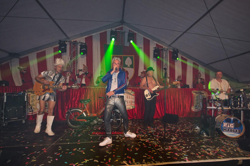 Hingucker, der das Zelt „abriss“: die „Big Maggas“ aus Hamburg. Foto: Frank Schmitz/pp/Agentur ProfiPress