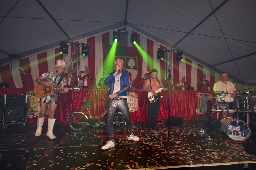 Die „Big Maggas“, hier auf der diesjährigen Herrensitzung in Kommern, wollen auch die Mechernicher Festhalle bei der Damensitzung der Prinzengarde Mechernich zum Beben bringen. Foto: Henri Grüger/pp/Agentur ProfiPress