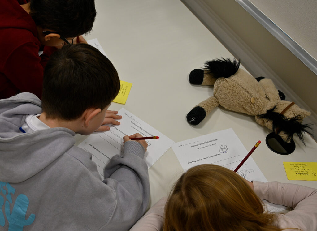 Dann durften die Kinder selbst aufschreiben, „was ihren Rucksack leicht oder schwer macht“ und ihre eigene Welt in Worte fassten. Foto: Henri Grüger/pp/Agentur ProfiPress