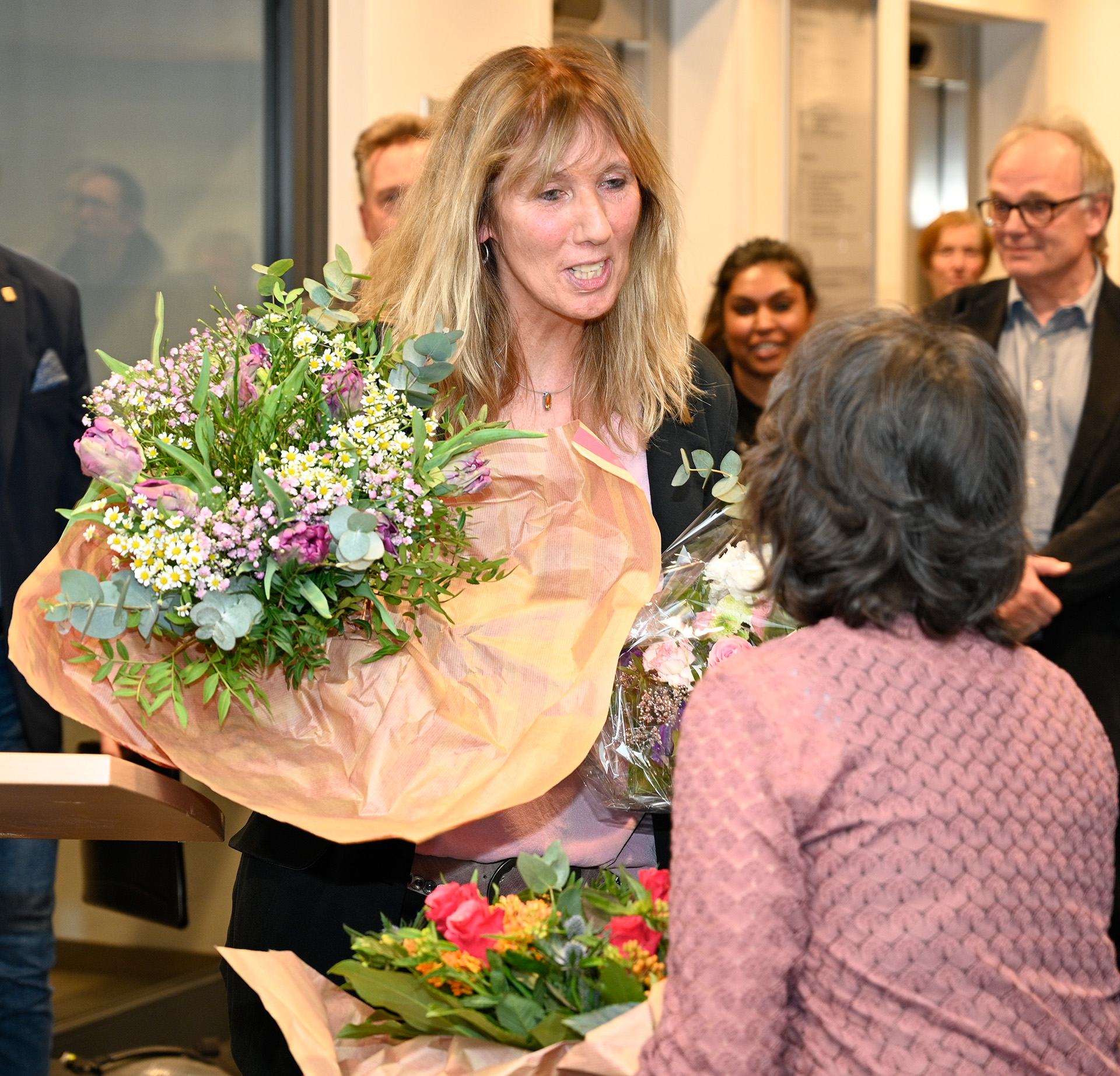 Viele Blumen des Dankes gab es am Abend. So hatte Gerhard Lenz für einen Blumengruß an Ela Rübenach und an Gabi Schumacher, bei der Stadt zuständig für Tourismus und Kultur, gesorgt. Auch Bürgermeister Michael Fingel ließ es sich nicht nehmen, Rübenach einen bunten Strauß zu überreichen. Foto: Henri Grüger/pp/Agentur ProfiPress