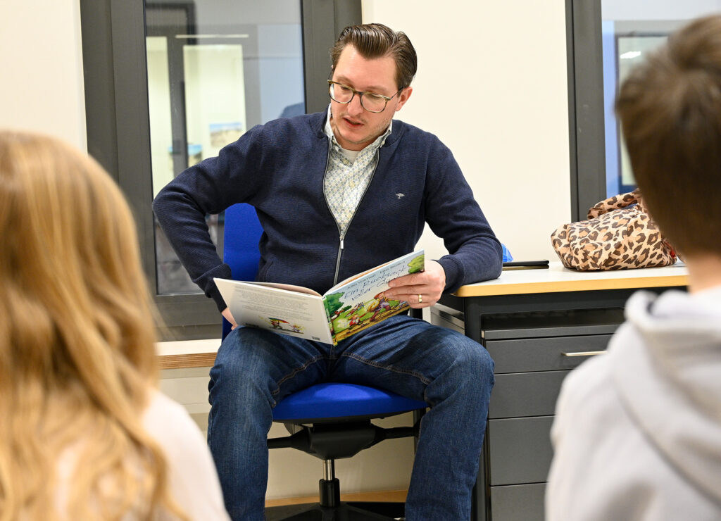 Fachbereichsleiter Christoph Breuer las aus „Ein Rucksack voller Glück“. Ein Buch über Frust, Neid, schlechte Laune – und darüber, wie man selbst etwas daran ändern kann. Bei sich und anderen. Foto: Henri Grüger/pp/Agentur ProfiPress