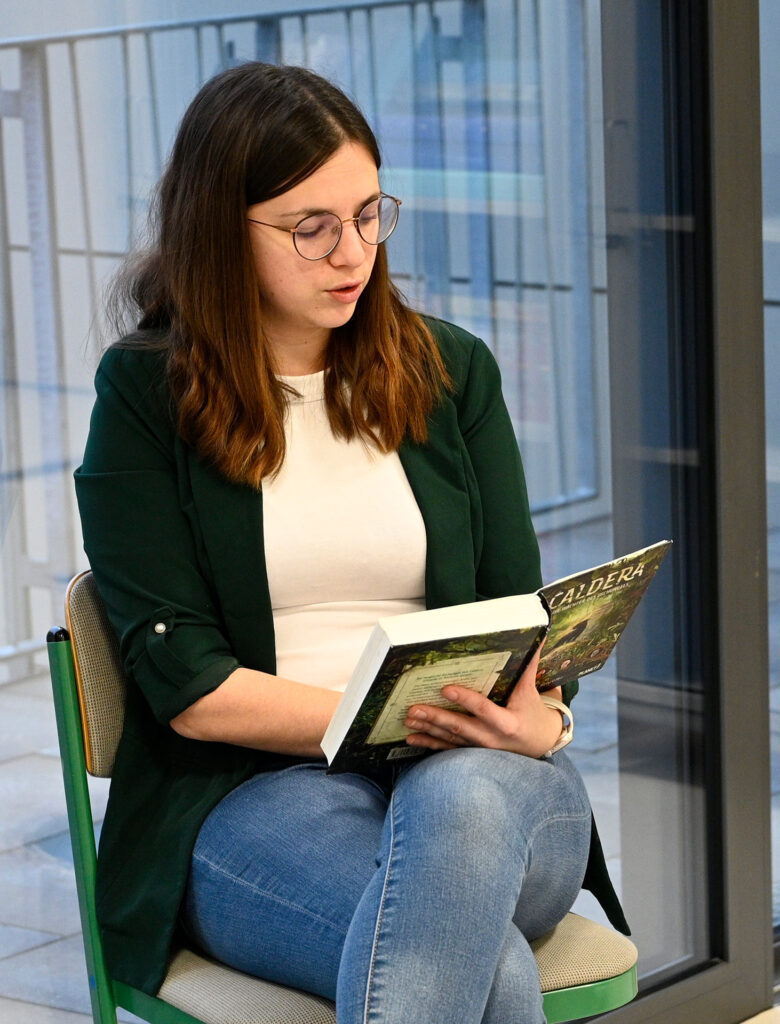 Lehrerin Frau Winand las inmitten einer neuen Lernlandschaft aus „Caldera – Die Wächter des Dschungels“ vor. Foto: Henri Grüger/pp/Agentur ProfiPress