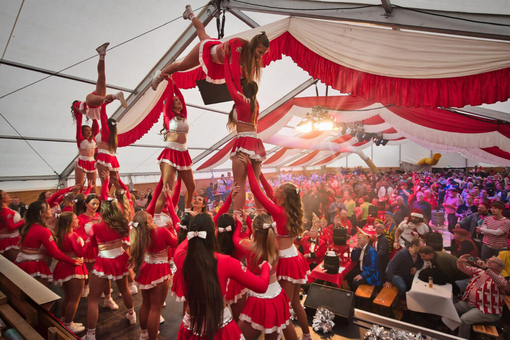 Unter anderem begeisterten die Cheerleader des 1. FC Köln bei der Herrensitzung der „KG Greesberger 1947 e.V.“. die zahlreichen Besucherinnen und Besucher. Foto: Frank Schmitz/pp/Agentur ProfiPress