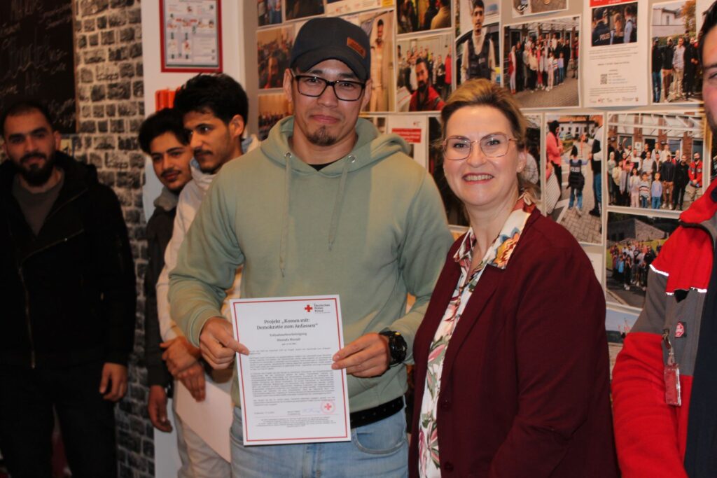 Mustafa Muradi aus Afghanistan hatte der Besuch im NS-Dokumentationszentrum sehr erschüttert. Auch er erhielt sein Zertifikat aus den Händen von Sandra Eisermann. Foto: Kerstin Rottland/pp/Agentur ProfiPress