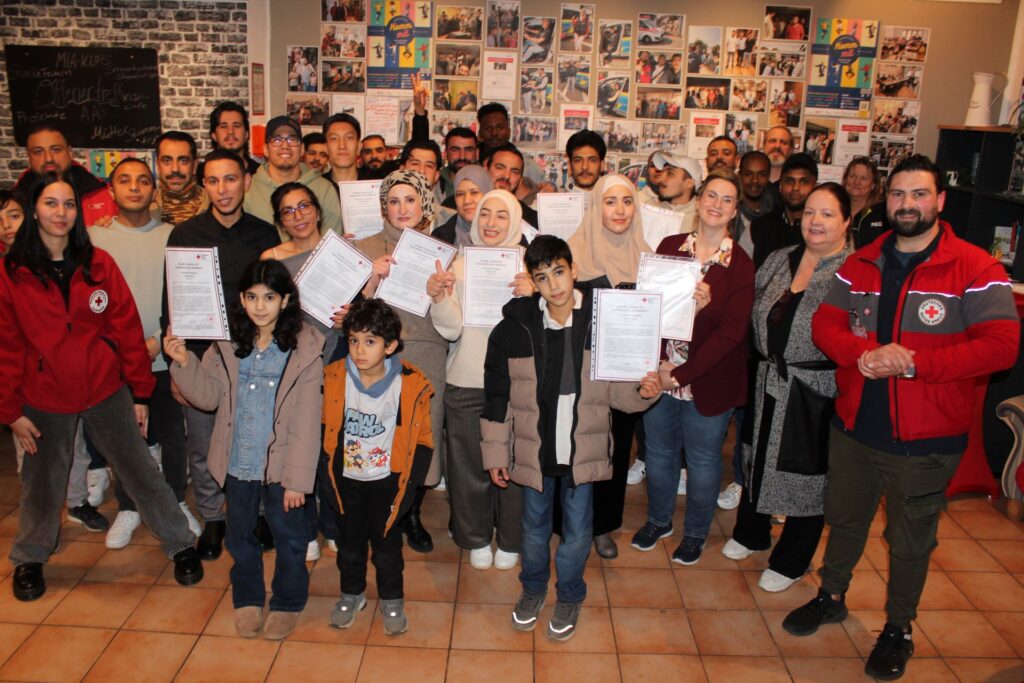 Dankbar und um jede Menge spannende Demokratie-Einblicke reicher posierten die Teilnehmenden vor der Bilderwand im Café Henry. Foto: Kerstin Rottland/pp/Agentur ProfiPress
