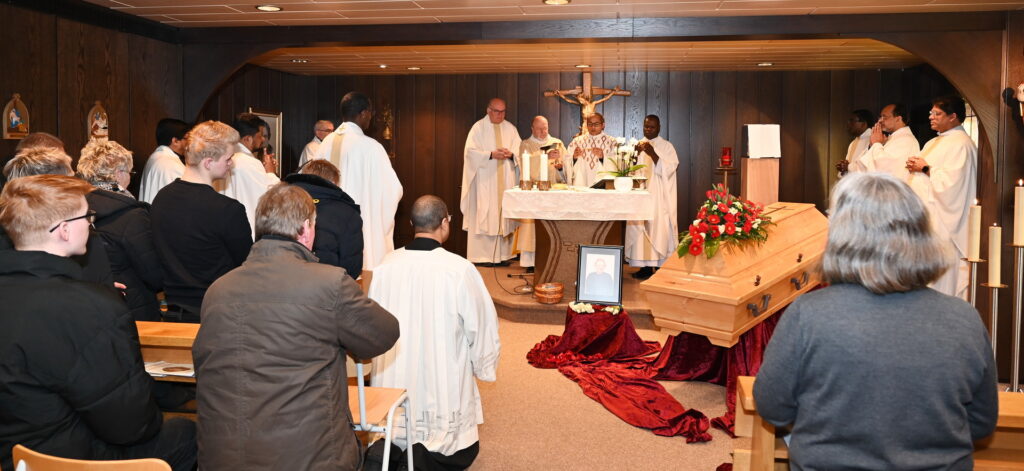 Der Mechernicher Pfarrer Erik Pühringer, Leiter des Pastoralen Raumes St. Barbara, war mit Pfarrer Patrick Mwanguhya Konzelebrant von Generalsuperior Jaison Thazhathil. Insgesamt umstand ein Dutzend Geistliche den Altar. Foto: Sabine Roggendorf/pp/Agentur ProfiPress
