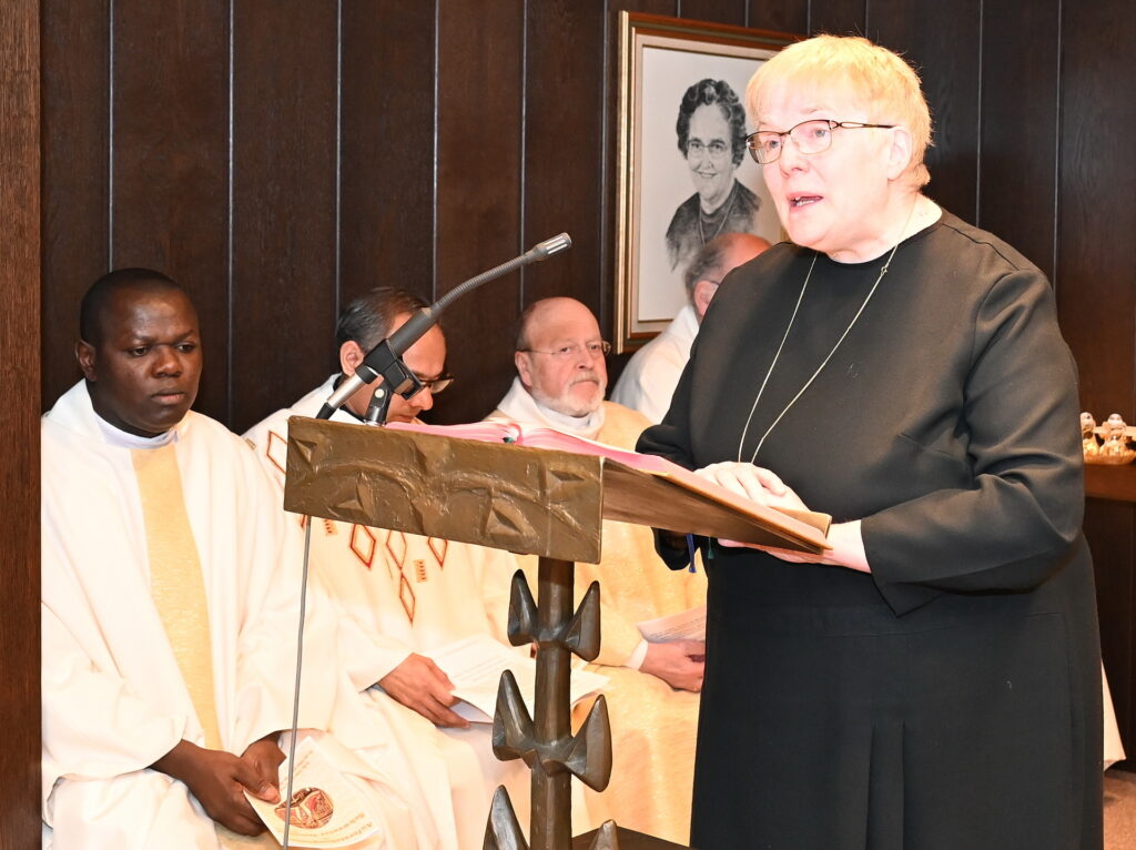 „Staub bist Du und zum Staube kehrst Du zurück“: Pfarrer Jaison Thazhathil, der Obere des Ordo Communionis in Christo, leitete den katholischen Beerdigungsritus am Familiengrab in Schophoven. Foto: Sabine Roggendorf/pp/Agentur ProfiPress