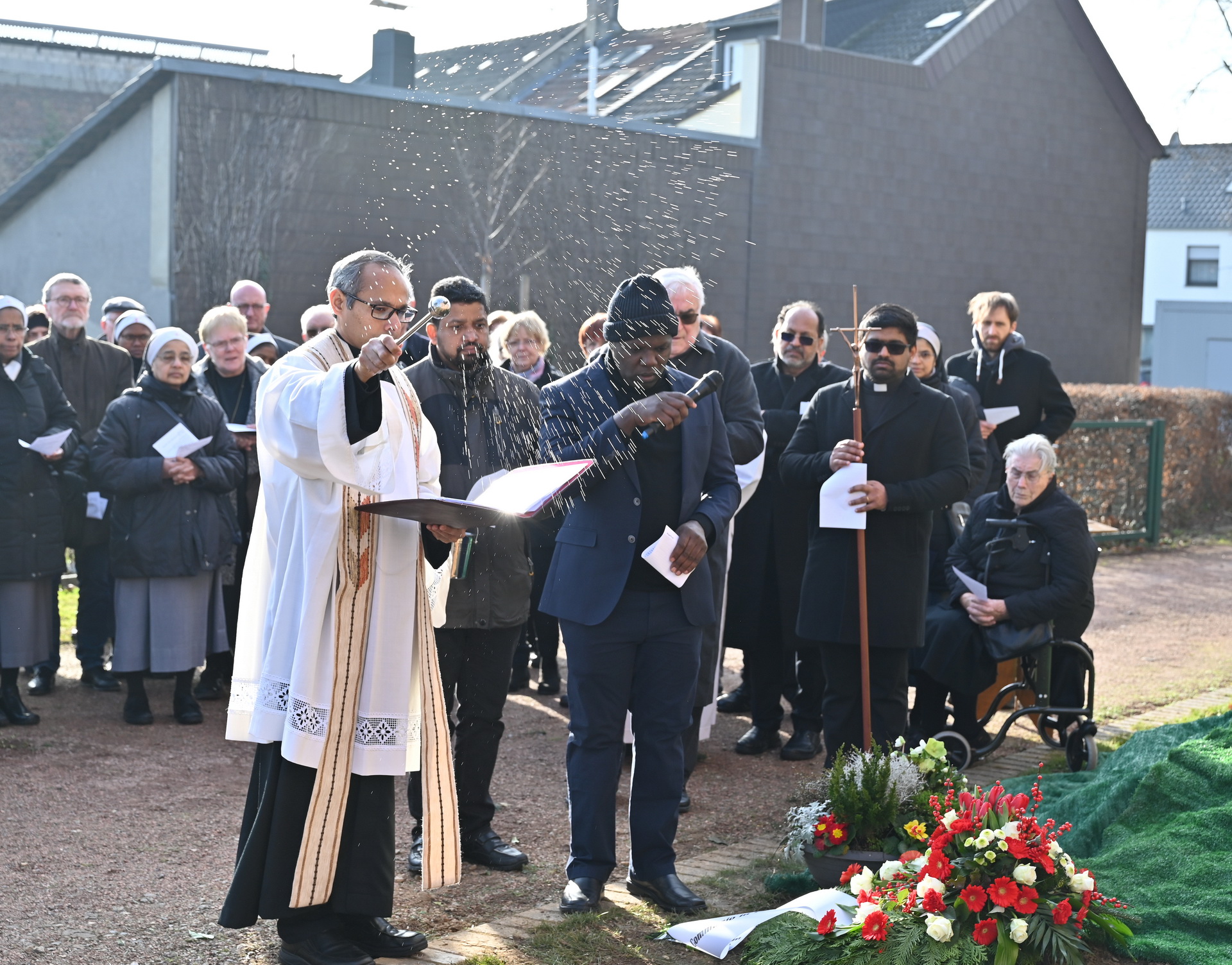 „Was Du in der Taufe begonnen hast, sollst Du nun im Tode vollenden“: Generalsuperior Jaison Thazhathil besprengt Grabstätte und Sarg der heimgegangenen Schwester Dorothea mit Weihwasser. Foto: Sabine Roggendorf/pp/Agentur ProfiPress