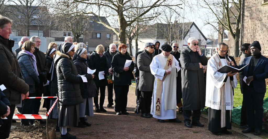 Den katholischen Beerdigungsritus wie zuvor die Auferstehungsmesse in der Mechernicher Hauskapelle der Communio leitete Pfarrer Jaison Thazhathil, der Generalsuperior des Ordo Communionis in Christo, zu dessen ersten Mitgliedern Schwester Dorothea ebenso gehört hatte wie zur „Unio der Sühnenden Liebe“, die am 1. September 1977 in der Pfarrkirche St. Lambertus in Holzheim von Mutter Marie Therese gegründet worden war. Foto: Sabine Roggendorf/pp/Agentur ProfiPress