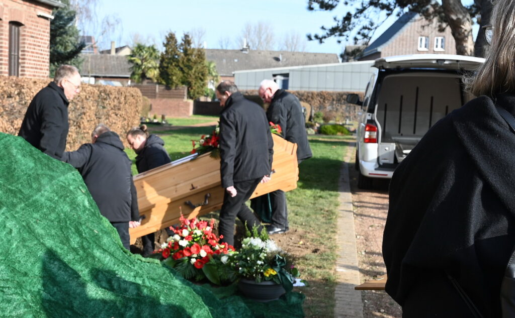 Der Sarg mit Schwester Dorotheas sterblichen Überresten senkt sich in die Grube. Er war zuvor nach ihrem Verscheiden und dann noch einmal während der Auferstehungsmesse in der Mechernicher Hauskapelle der Communio in Christo aufgebahrt worden. Foto: Sabine Roggendorf/pp/Agentur ProfiPress