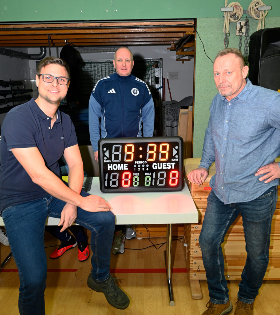 Freuten sich über die neue Anzeigetafel, die der StadtSportBund für die Mechernicher Vereinswelt gesponsert hat: (v. l.) Bürgermeister Michael Fingel, Sascha Wagner, Abteilungsleiter Frauen- und Mädchenfußball beim VfL Kommern, und Stefan John, Vorsitzender des StadtSportBundes. Foto: Henri Grüger/pp/Agentur ProfiPress