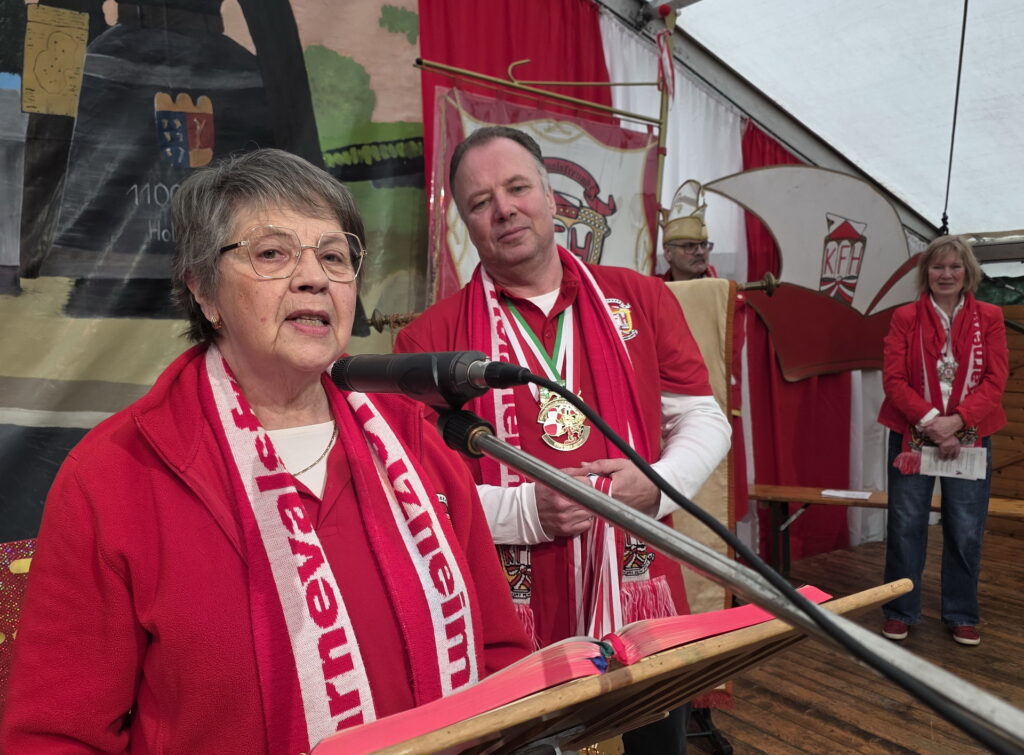 Edith Emons, die Vorsitzende der Karnevalsfreunde Holzheim (KFH), und Schriftführer Michael Isop zeichneten Gäste und Zelebranten der Mundartmesse mit Orden aus. Foto: Manfred Lang/pp/Agentur ProfiPress