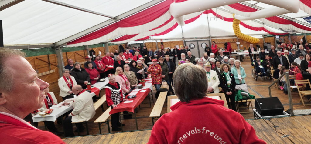Edith Emonds und Michael Isop danken dem gutbesetzten Auditorium für die andächtige Teilnahme am Mundartgottesdienst. Foto: Manfred Lang/pp/Agentur ProfiPress