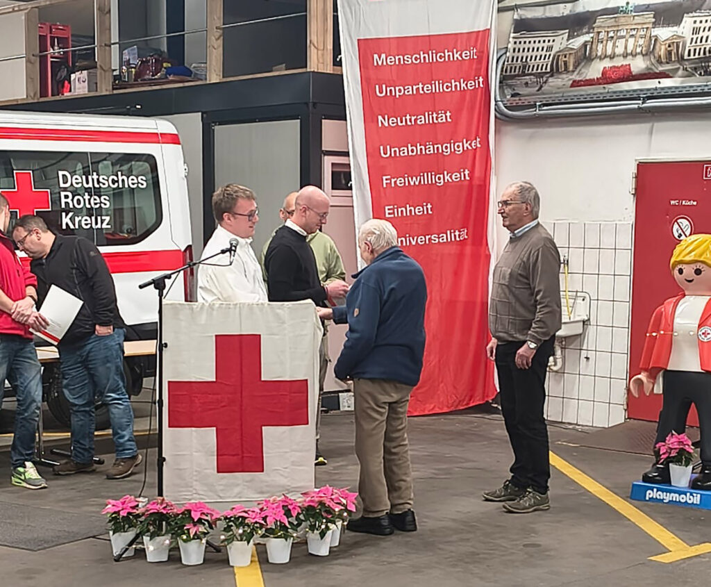 Ein besonderer Moment des Abends: die Ehrungen zahlreicher Mitglieder für fünf, zehn, 25, 40 und sogar über 50 Jahre aktive Unterstützung. Foto: DRK-Ortsverein Kall/pp/Agentur ProfiPress