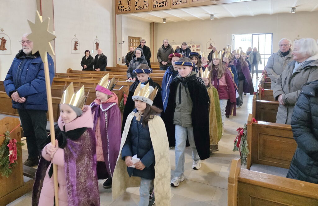 Der Einzug der Mechernicher Sternsinger zum Dankgottesdienst: Die Heiligen Drei Könige Caspar, Melchior und Balthasar wurden laut frommen Legenden auf ihrem langen Weg aus dem orientalischen „Morgenland“, also dem ferneren Osten, von einem Kometen geführt, einem am Firmament wandernden Stern. Foto: Manfred Lang/pp/Agentur ProfiPress