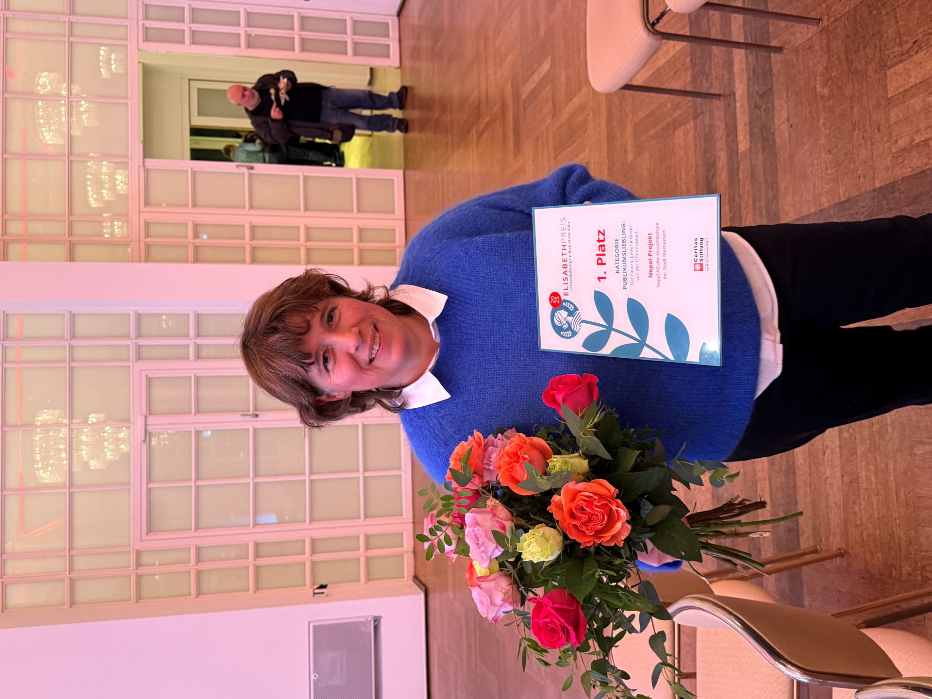 Verdiente Auszeichnung für die Gründerin der Nepal-AG: Gesamtschul-Lehrerin Catherine Hofstetter. Foto: Gesamtschule Mechernich/pp/ Agentur ProfiPress