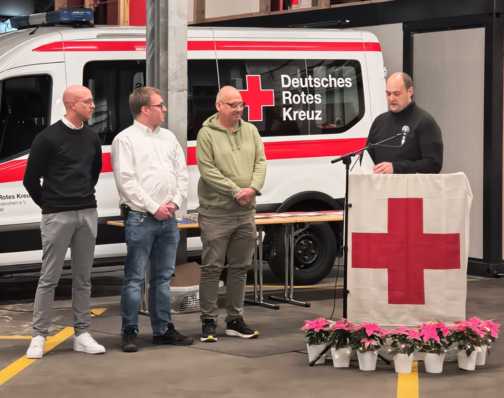 Kreisbereitschaftsleiter Lars Klein (r.) ernannte Lucas Löffler zum Bereitschaftsleiter sowie Rico Spilles und Jörg Pütz zu seinen Stellvertretern. Foto: DRK-Ortsverein Kall/pp/Agentur ProfiPress