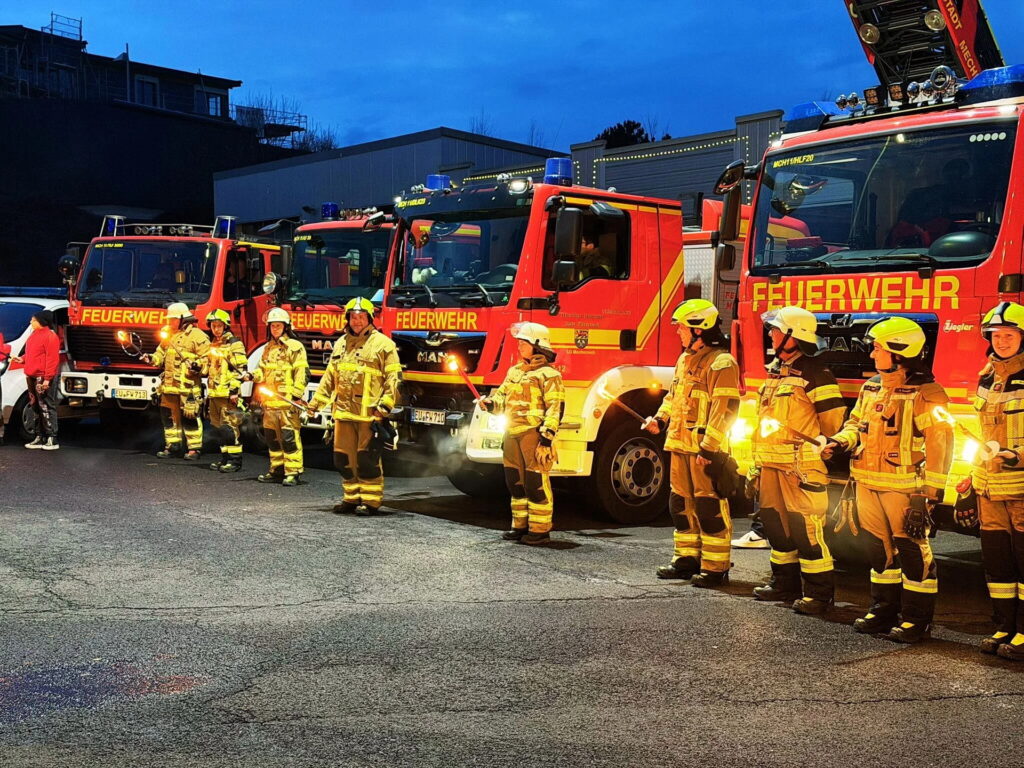 Angehörige, Freunde und Gäste der Löschgruppe Mechernich nahmen den neuen Feuerwehrwagen an der Wache feierlich in Empfang. Foto: Feuerwehr Stadt Mechernich/pp/Agentur ProfiPress