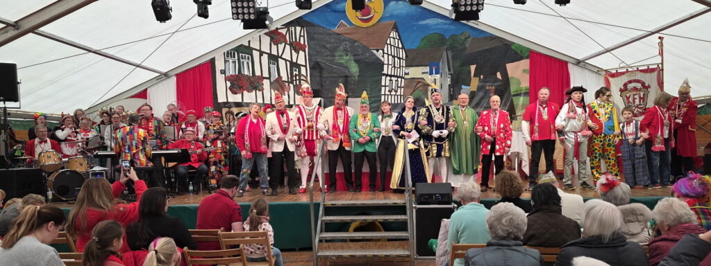 Das Finale der diesjährigen Holzheimer Karnevalsmesse mit Prinz Stephan Schmitz von Vussem, Prinzessin Christiana und Prinz Philipp von Bergheim, den höchsten Funktionären des KC Bleifööss und des Festausschusses Mechernicher Karneval, der KG „Schwerfe bliev Schwerfe“ und anderer befreundeter Gesellschaften. Foto: Manfred Lang/pp/Agentur ProfiPress 