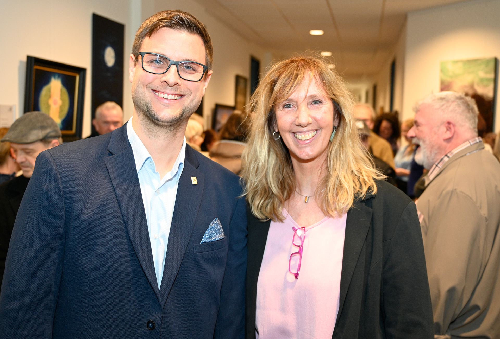 Bürgermeister Michael Fingel freut sich über den „Ort der Begegnung, des Austauschs und der Kunst“ im Rathaus. Foto: Henri Grüger/pp/Agentur ProfiPress