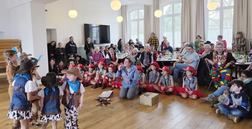 Die „Hölle von Vettweiß“ war es nicht gerade, aber die Stimmung war gut beim ersten karnevalistische Frauennachmittag in der nach der Flutkatastrophe runderneuerten Alten Schule von Bleibuir, wo unter anderem die „Queibachfäjer“, die Jüngsten der 1. KG Bleibuir aus Kindergarten und erstem Schuljahr, als Cowboys und Indianer über die Bodenbretter fegten. Foto: Manfred Lang/pp/Agentur ProfiPress