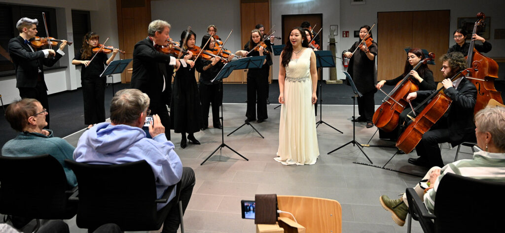 Spielten ein Weltklasse-Konzert zugunsten des Sozialwerks Communio in Christo e.V. im Mechernicher Ratssaal: die „Mainzer Musici“ unter Leitung von Prof. Benjamin Bergmann mit Koloratursopranistin Jeeho Park. Foto: Henri Grüger/pp/Agentur ProfiPress