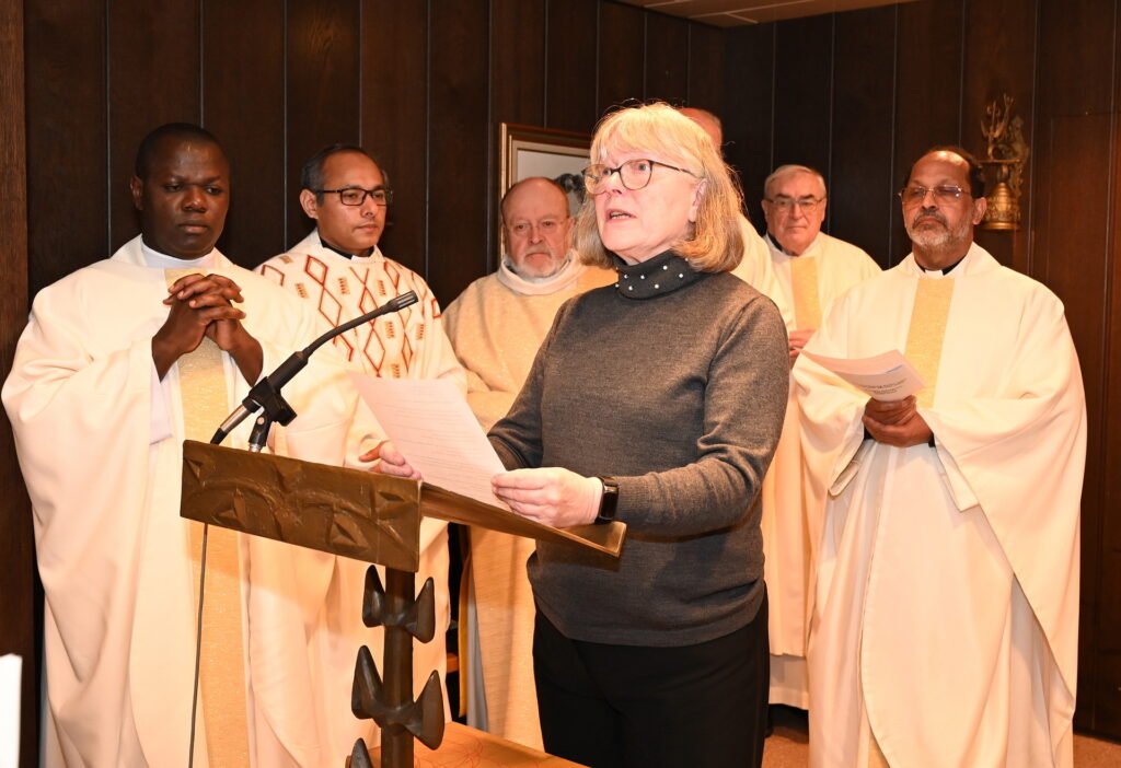 Die Fürbitten formulierte Angela Rolfes, eine Nichte von Dorotheas Mann Joseph, Herr auf Müllenark und Nörvenicher Burg, neben dem die sterblichen Überreste Schwester Dorotheas jetzt beigesetzt wurden. Foto: Sabine Roggendorf/pp/Agentur ProfiPress