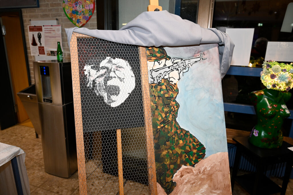 Schülerinnen und Schüler des GAT beteiligten sich mit diesem Bild. Im danebenliegenden Buch waren Besucher eingeladen, ihre Gedanken festzuhalten. Foto: Henri Grüger/pp/Agentur ProfiPress