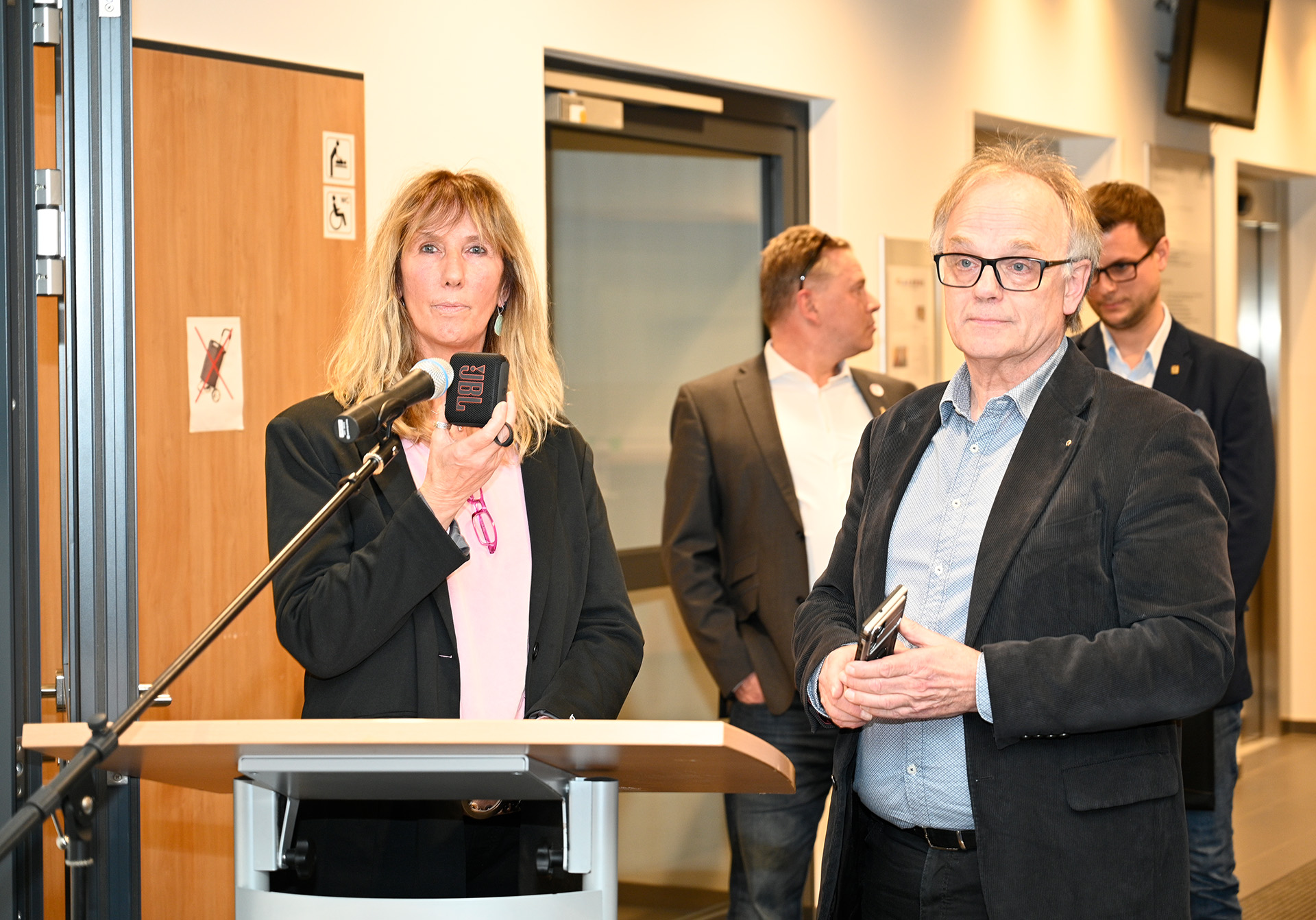 Andächtig lauschten die Anwesenden Lenz´ wohl gewählten Worten in Form eines Gedichts. Dr. Michael Stöhr (r.) hatte allen drei außerdem eine Laudatio gewidmet. Foto: Henri Grüger/pp/Agentur ProfiPress