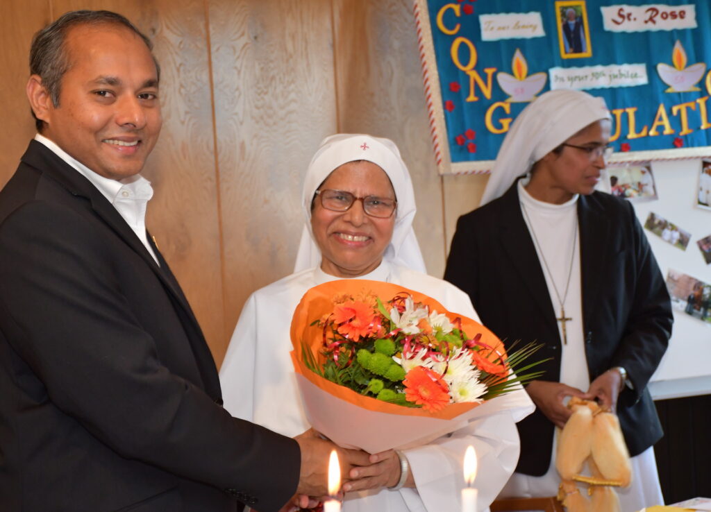 Rose Mapranathhukaran Kunjuvareed, so ihr Mädchenname, war 1970 in die Gemeinschaft der neun Jahre zuvor gegründeten Samaritan-Schwestern in Indien eingetreten und lebte und wirkte seit 2013 in den Pflegeeinrichtungen des Ordo Communionis in Christo in Mechernich. Dort feierte sie vor zwei Jahren auch ihre Goldene Ordensprofess, hier mit Generalsuperior Jaison Thazhathil und Schwester Little Flower. Archivfoto: Manfred Lang/pp/Agentur ProfiPress