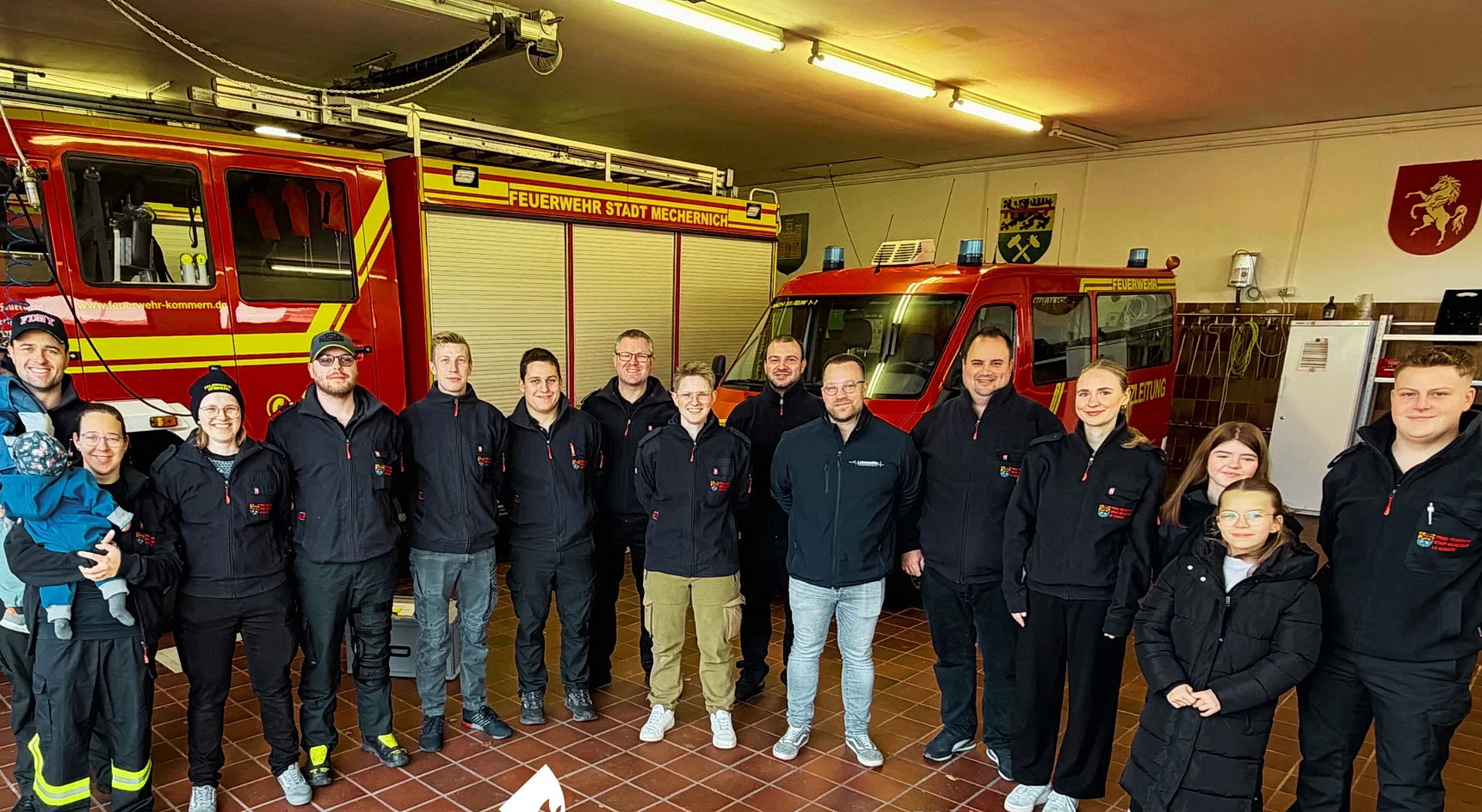 Zwölf Feuerwehrangehörige der Löschgruppe Kommern unterstützten die turnusmäßige Wartung von insgesamt 40 automatisierten externen Defibrillatoren (AED) im Stadtgebiet Mechernich. Foto: Feuerwehr Stadt Mechernich/pp/Agentur ProfiPress