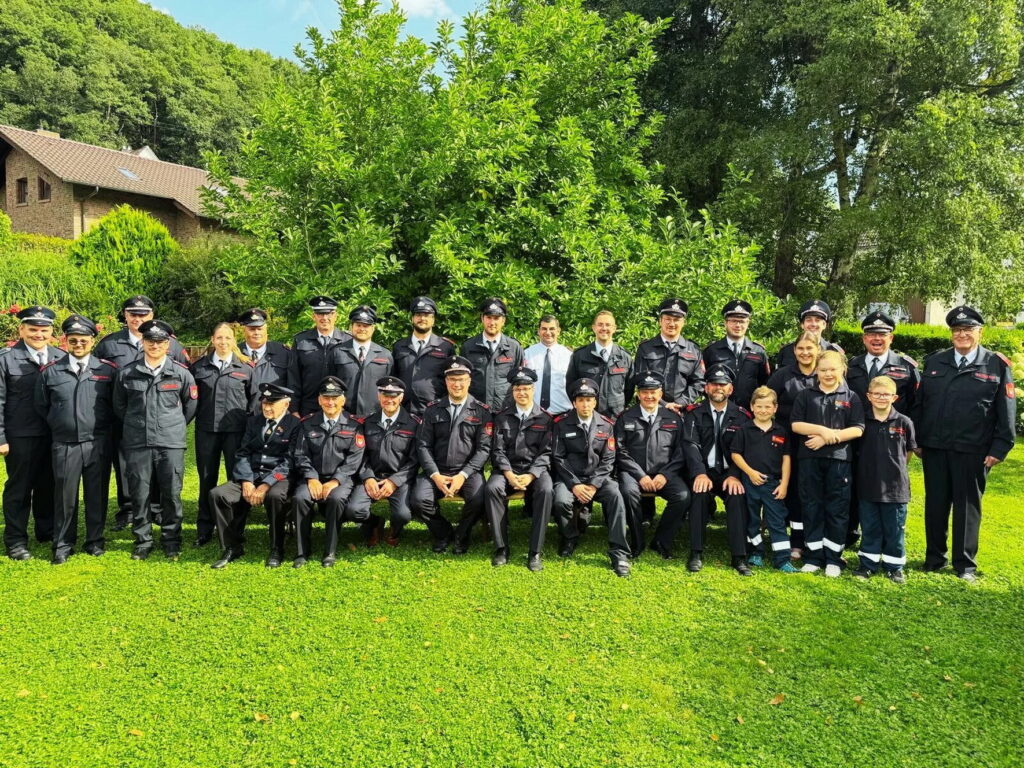 Die Mitglieder der Freiwilligen Feuerwehr Eiserfey blicken stolz auf 90 Jahre ehrenamtlichen Einsatz für die Sicherheit der Bevölkerung zurück. Foto: Daniel Bürling/FF Eiserfey/pp/Agentur ProfiPress