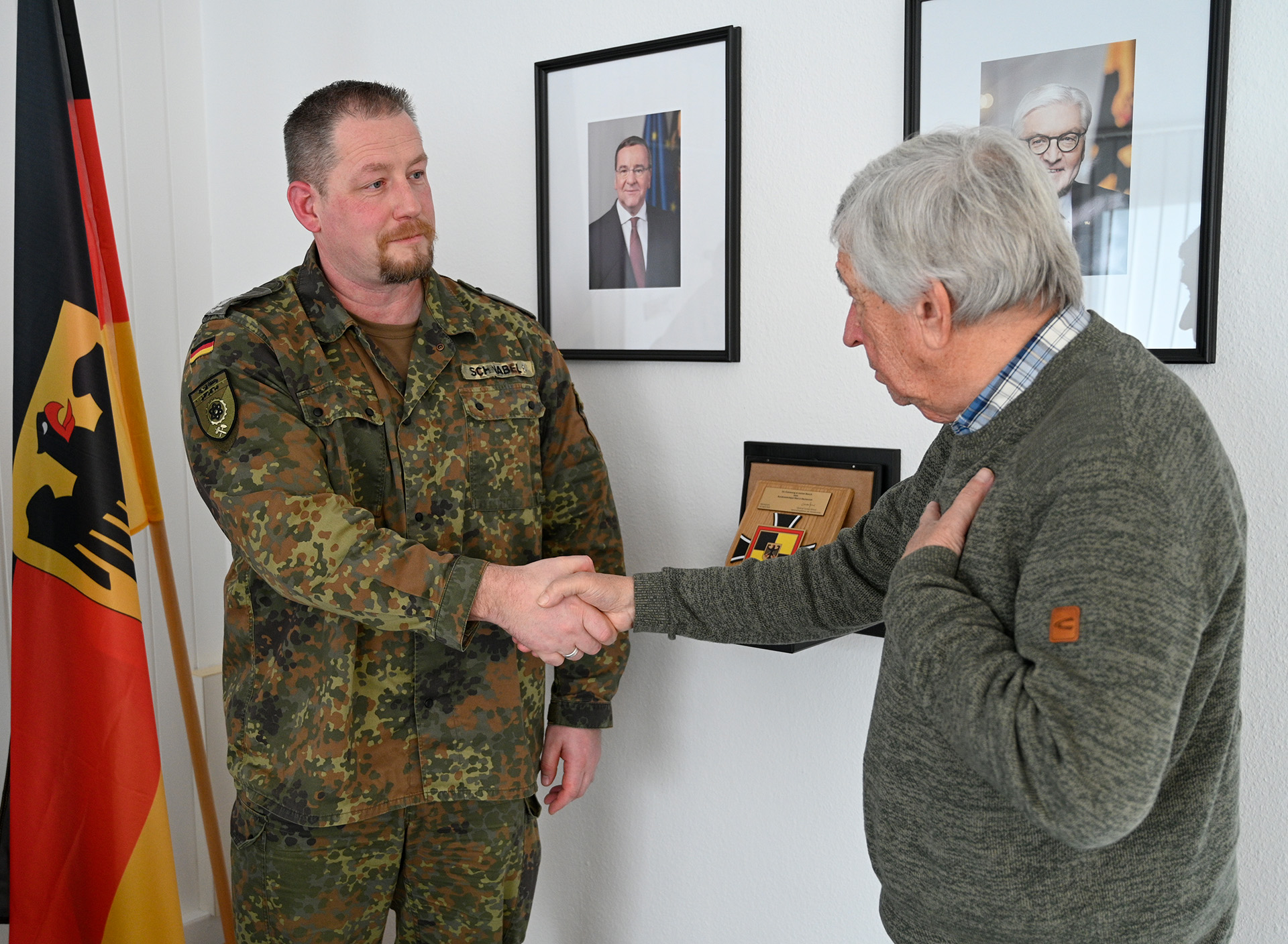 Die Hilfsgruppe Eifel und der Bundeswehrstandort Mechernich: eine Verbundenheit, die bald in verschiedenen gemeinsamen Aktionen „wiederaufleben“ soll. Foto: Henri Grüger/pp/Agentur ProfiPress