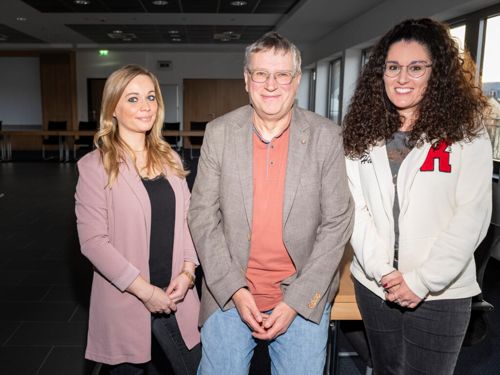 Ein Haushaltsentwurf ist Teamarbeit: Alle Fachbereiche haben daran mitgewirkt und insbesondere seine Kolleginnen Stephanie Wefers (l.) und Nadine Schmitz hatten maßgeblich Anteil an dem Zählwerk. Foto: Ronald Larmann/pp/Agentur ProfiPress