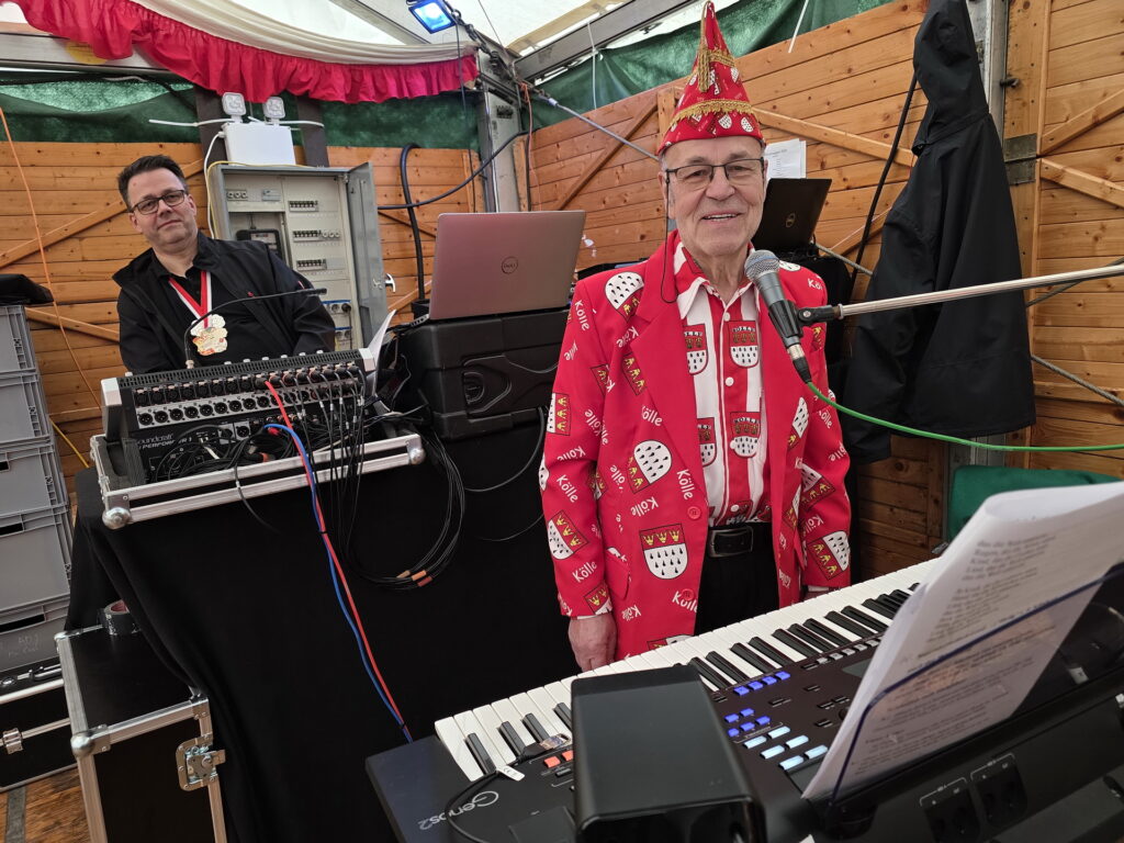 Der Kirchenmusiker Heinz Sampels und hinter ihm Tontechniker Dirk Jansen aus Bürvenich an ihren Arbeitsplätzen im Festzelt. Foto: Manfred Lang/pp/Agentur ProfiPress