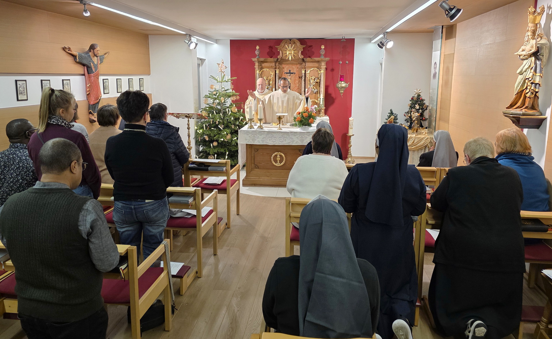 In der Heiligen Messe am Donnerstag stellte Generalsuperior Jaison Thazhathil den Abschied in einen größeren geistlichen Zusammenhang. Ordensleben sei – wie die Bibel zeige – immer auch ein Leben der Sendung und des Gesandtseins. Christus nachzufolgen bedeute, zum Aufbruch bereit zu sein. Foto: Sabine Roggendorf/pp/Agentur ProfiPress
