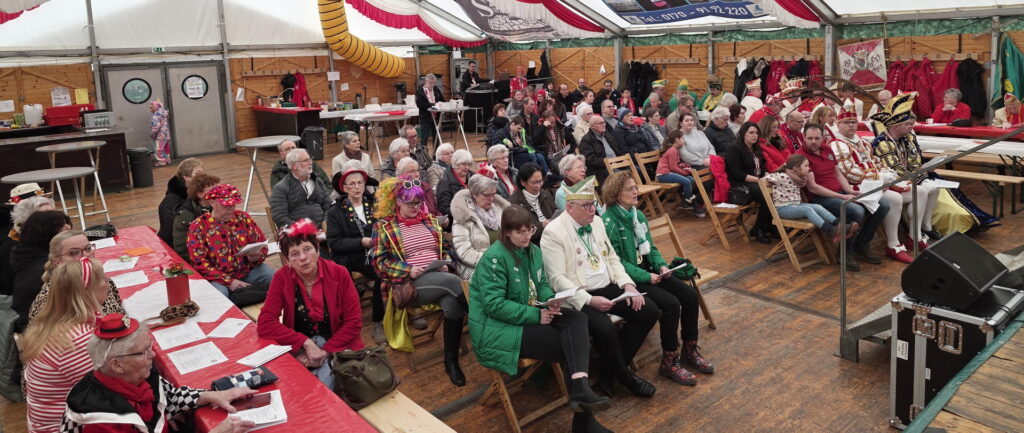 Größtenteils kostümiert oder im närrischen Ornat kamen die Gläubigen zur Mundartmesse ins Holzheimer Festzelt. Foto: Manfred Lang/pp/Agentur ProfiPress