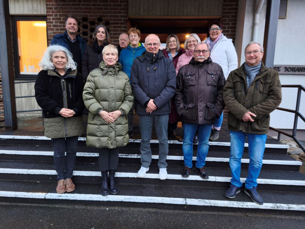 Fröhliche Gesichter beim gemeinsamen Foto nach der offiziellen Spendenübergabe vor dem Johanneshaus. Der nächste „Hüttenzauber“ ist bereits in Planung. Foto: Kerstin Rottland/pp/Agentur ProfiPress