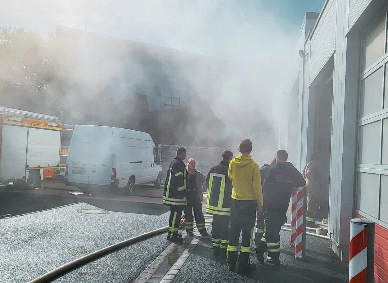 In Trupps trainierten die Lehrgangsteilnehmer unter realistischen Bedingungen Brandbekämpfung, Schlauchmanagement, Türöffnungen, den Einsatz der Wärmebildkamera sowie das Vorgehen in verrauchten und verdunkelten Gebäuden. Foto: Heiko Flimm/Feuerwehr/pp/Agentur ProfiPress