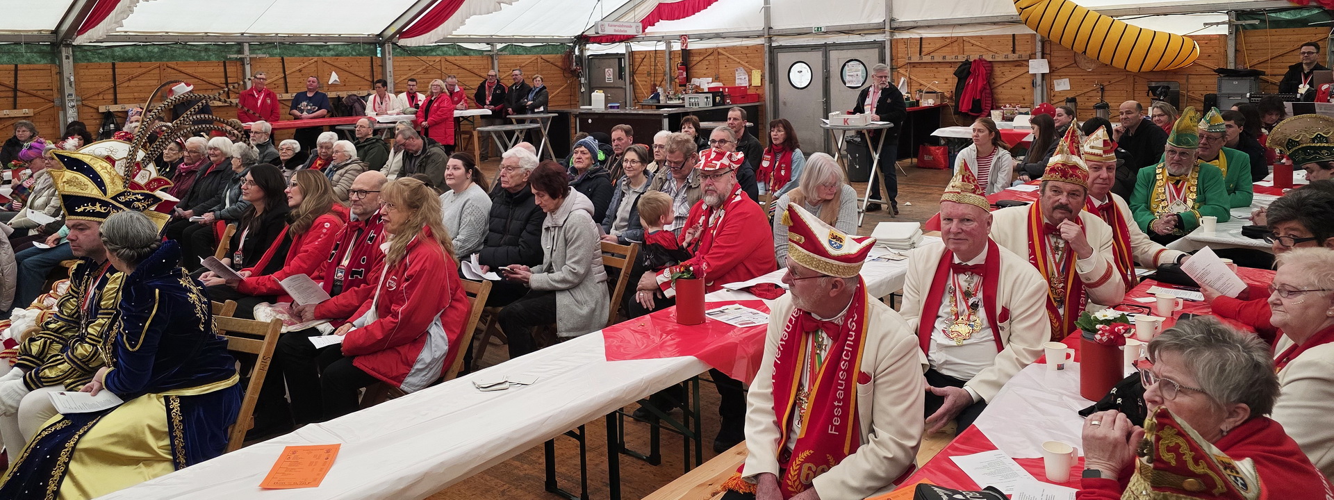 „Bleifööss“, Festausschuss, Karnevalisten aus Vussem und Bergheim und der weiteren Umgebung füllten am Sonntag zum Gottesdienst das Holzheimer Festzelt. Foto: Manfred Lang/pp/Agentur ProfiPress