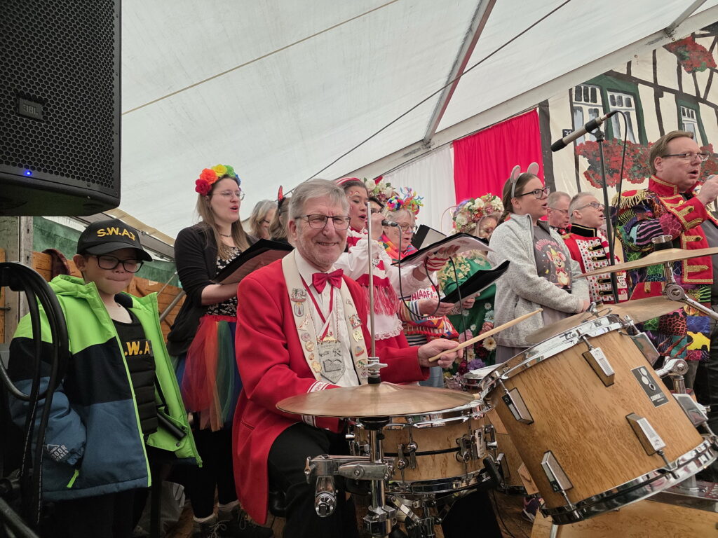 „Kakus Vokale“ mit Schlagzeuger Dieter Friederichs aus Lorbach erhielten mehrfach Szenenapplaus während der Messe. Foto: Manfred Lang/pp/Agentur ProfiPress