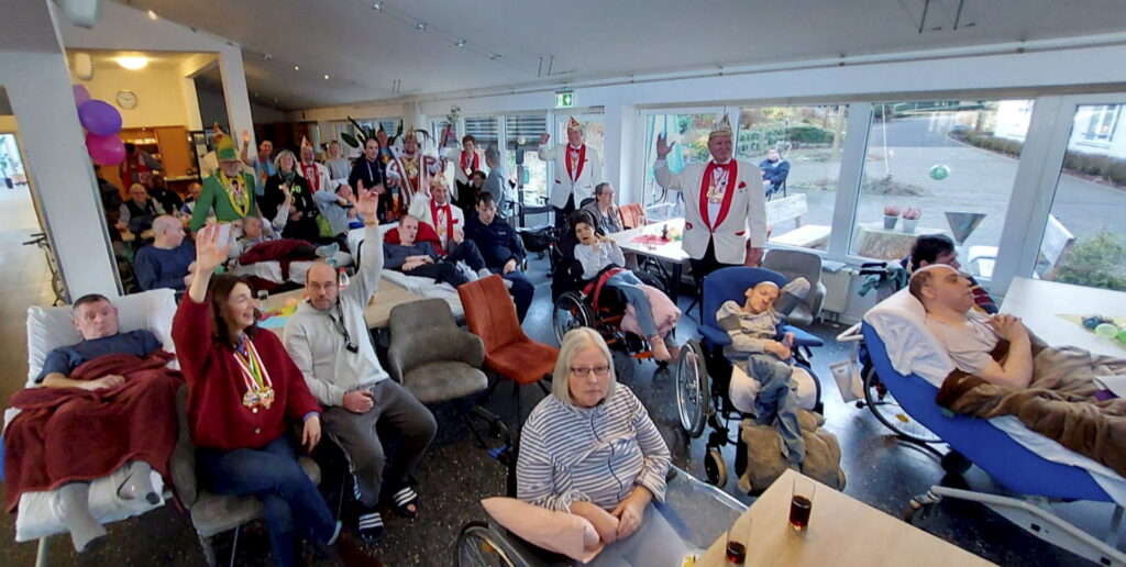 In der Cafeteria der Schwerst- und Langzeitpflege des Sozialwerk Communio in Christo e.V. feierten Bewohner, Pflegepersonal, Betreuungsassistenten und Einrichtungsleitung einen jecken Karnevalsnachmittag. Foto: Communio/pp/Agentur ProfiPress