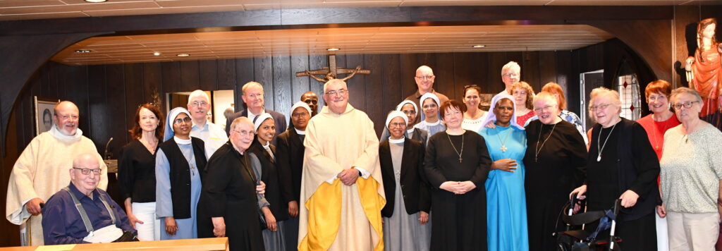 Die Gemeinschaft der Communio in Christo in Mechernich mit Schwester Dorothea (3.v.r.) anlässlich des Diamantenen Priesterjubiläums von Spiritual Pater Rudolf Ammann Isch (m.). Archivfoto: Jaison Thazhathil/pp/Agentur ProfiPress