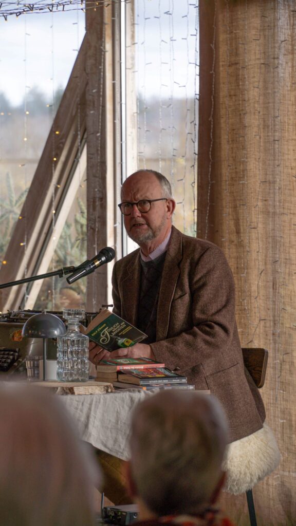 Mord und Totschlag auf dem Krewelshof: Ralf Kramp bringt Humor, gepaart mit Spannung, an die hübsch gedeckte Kaffeetafel des Obergartzemer Hofcafés. Foto: Krewelshof/pp/Agentur ProfiPress