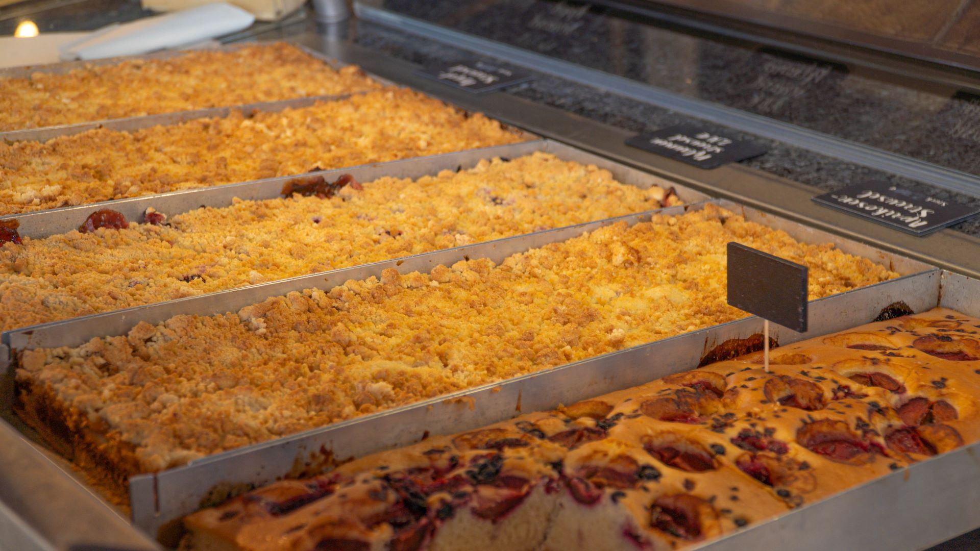 „All you can eat“: Kaffee und Blechkuchen bis zum Abwinken sind bei der Krimilesung am Freitag, 23. Januar, im Krewelshof Eifel inklusive. Foto: Krewelshof/pp/Agentur ProfiPress