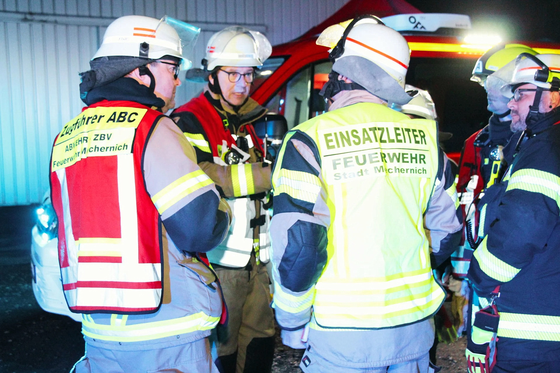 Die Übungsleitung zeigte sich mit der Leistung der Einsatzkräfte zufrieden: „Das anspruchsvolle Szenario stellte die Leute vor komplexe Herausforderungen und bot zugleich wertvolle Erkenntnisse zur Optimierung von Abläufen.“ Foto: David Langstein/FF Mechernich/pp/Agentur ProfiPress